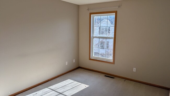 Building Photo - Amazing Apple Valley Townhome 4bd 3.5 Bath!!!