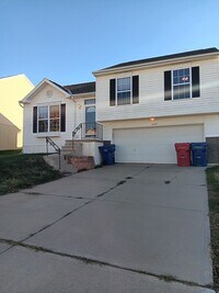 Building Photo - Spacious Three Bedroom!