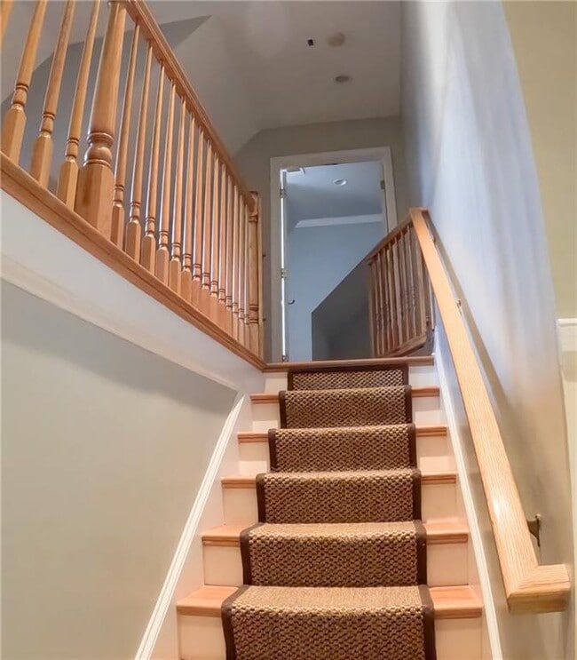 Building Photo - 998 Ferncliff Rd NE