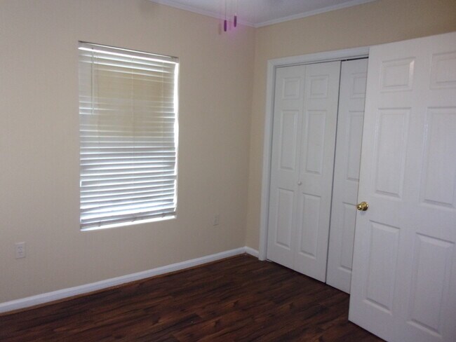 Building Photo - Recently Updated 2 Bedroom 1 Bath Home