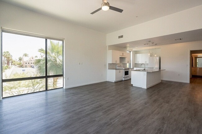 Building Photo - Live the Downtown Life! 2 Bedrooms!