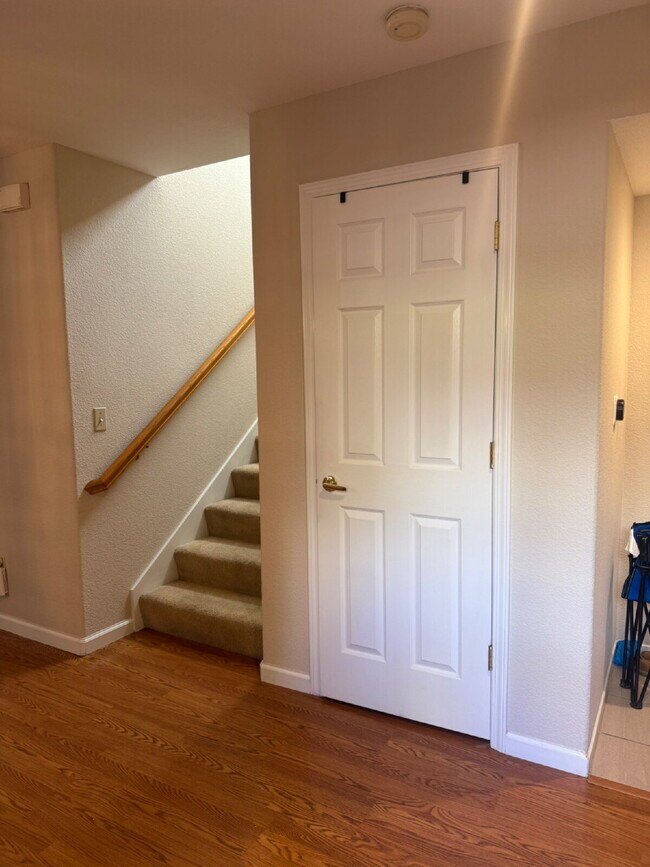 Building Photo - Charming 3 Bedroom 2.5 Bathroom Home in Pr...