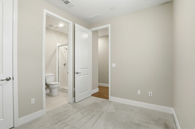 Building Photo - 621 Cinnamon Cir