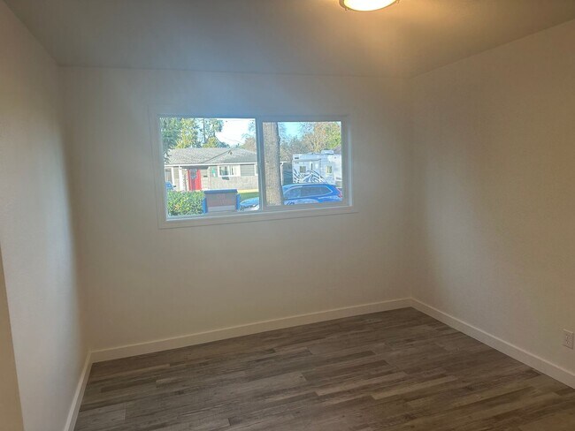 Building Photo - Updated 3 bedroom 1 bath home with large yard!