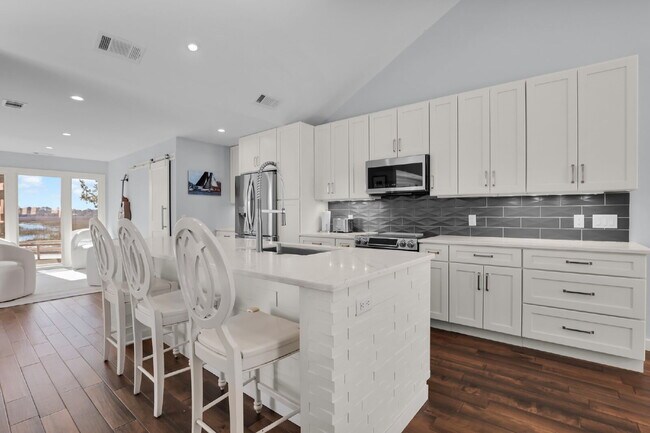 Building Photo - "Coastal Comfort Awaits: Spacious 3-Bed, 3-Bath Furnished Retreat in Moss Creek on the Marsh!"