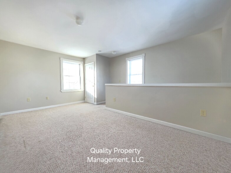 Building Photo - 208 Grove St