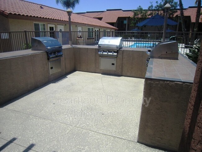 Building Photo - 200 Chambers St