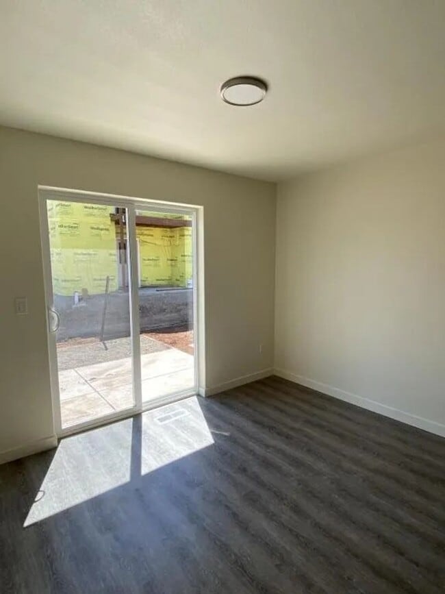 Building Photo - LanC01