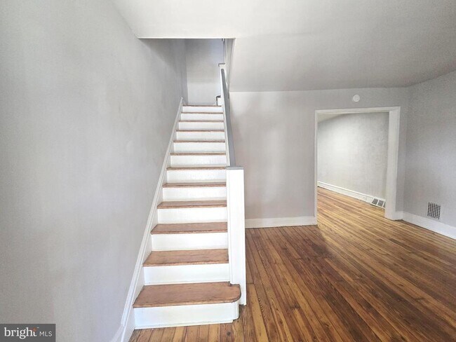 Building Photo - 2540 S 61st St