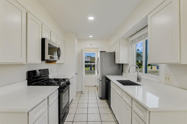 Building Photo - 5608 Honey Dew Terrace