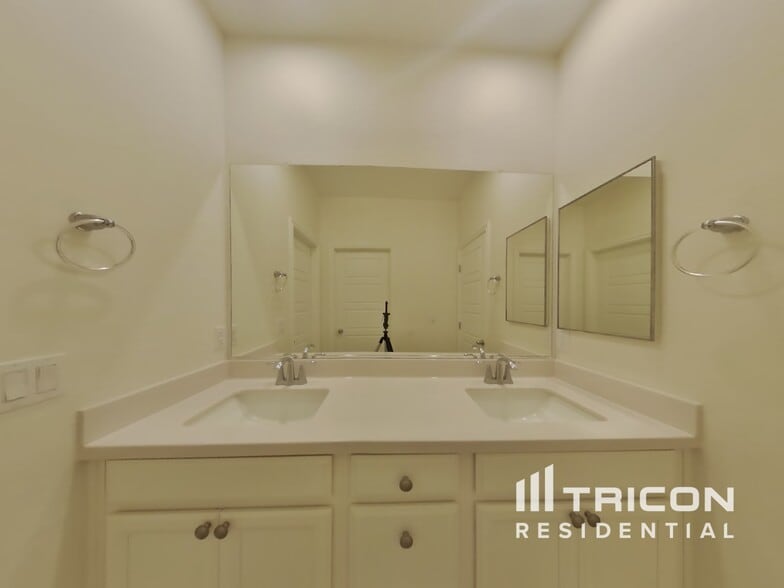 Building Photo - 6563 Smithville Ave