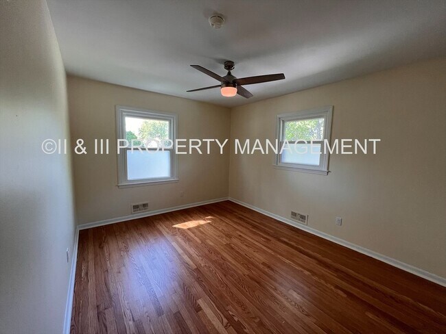 Building Photo - 502 W Country Ln Terrace