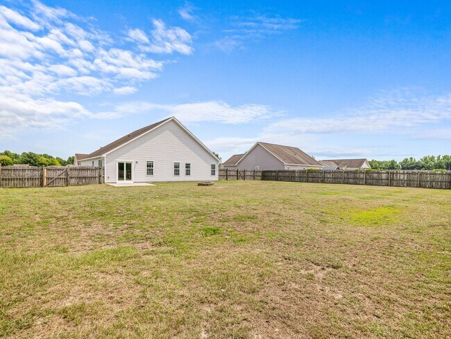 Building Photo - Country Living!