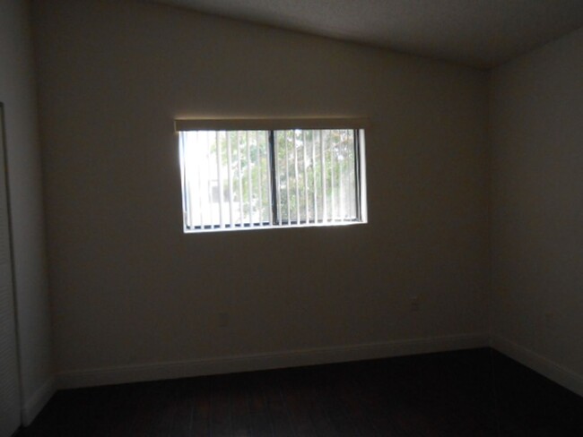 Building Photo - 2B/2B