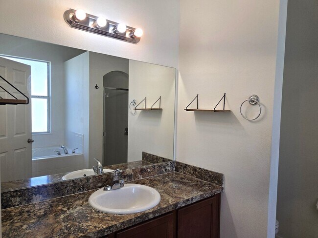 Building Photo - Pet Friendly Home in Southern Ridge