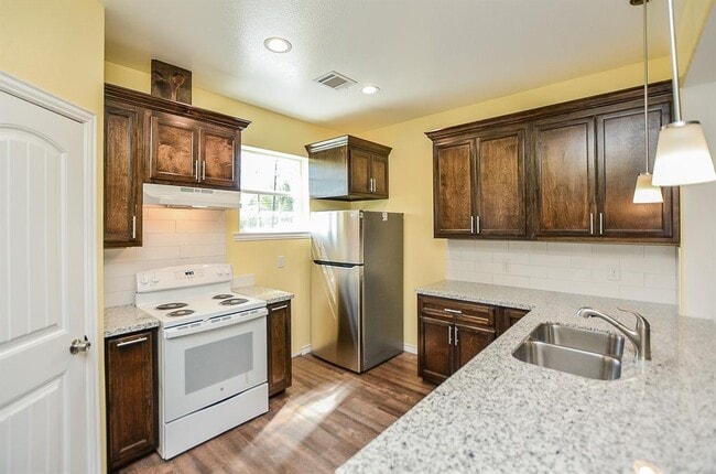 Building Photo - 239 Broadhurst Dr
