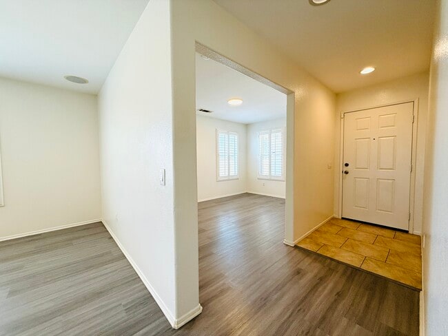 Building Photo - 44608 Avenida Linda