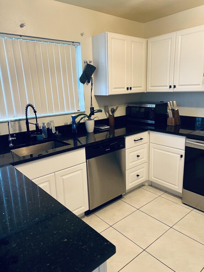 Building Photo - 1792 SE Balmoral Ct