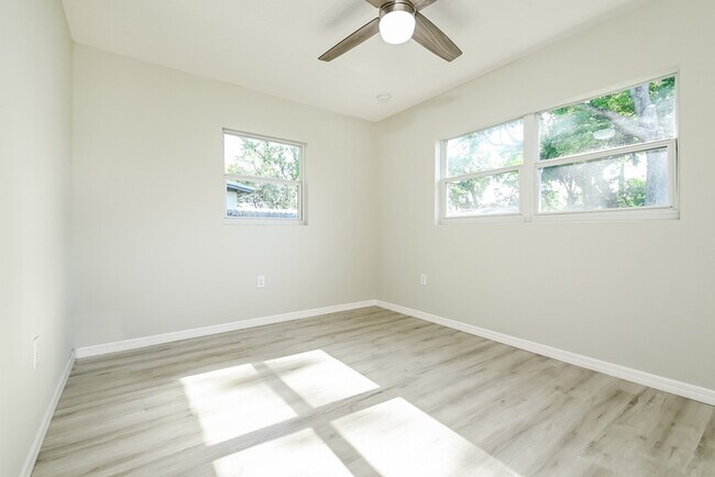 Building Photo - 9612 Pineridge Ave