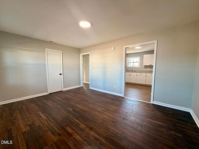 Building Photo - 910 E Divine St