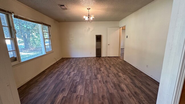 Building Photo - Cute 3 bed House