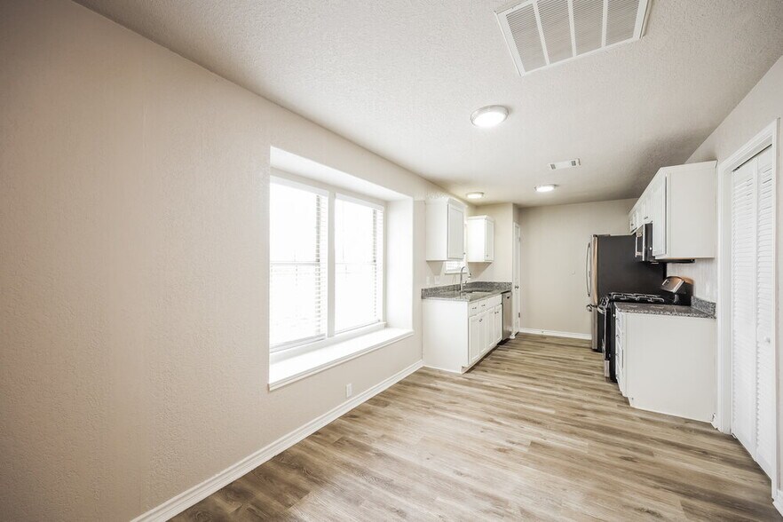 Building Photo - 819 Hueco Dr