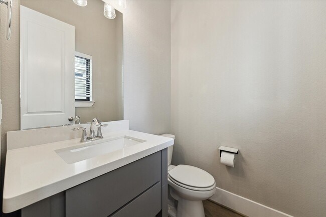 Building Photo - 1214 W 25th St