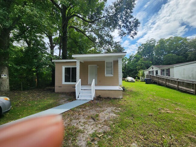 Primary Photo - Stunning 3-Bedroom Home with Fresh Modern ...