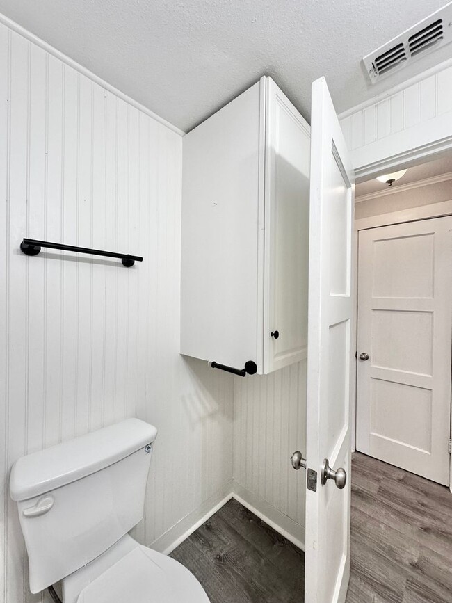 Building Photo - Available Now! Charming & Updated 3-Bedroo...