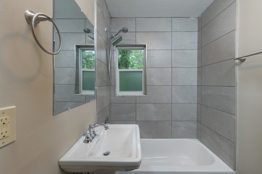 Building Photo - 464 E Norwich Ave