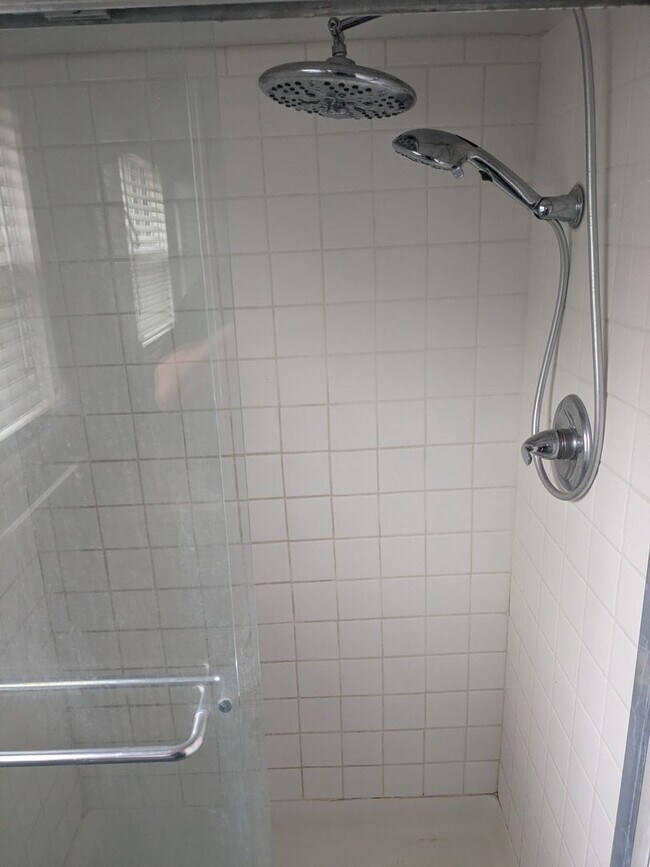 Building Photo - Spacious 4 Bed 2 Bath with Enclosed Patio and Stainless Steel Appliances