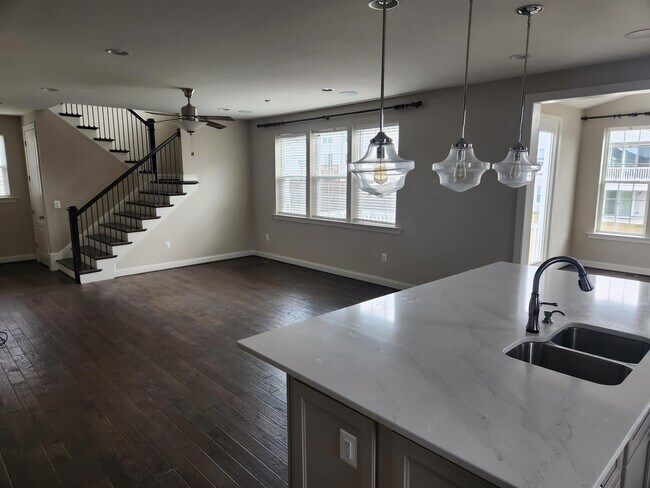 Building Photo - 559 Town Run Ln