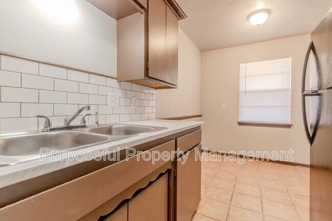 Building Photo - 514 N Ponca Ave