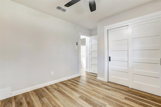 Building Photo - 402 Mulberry Dr