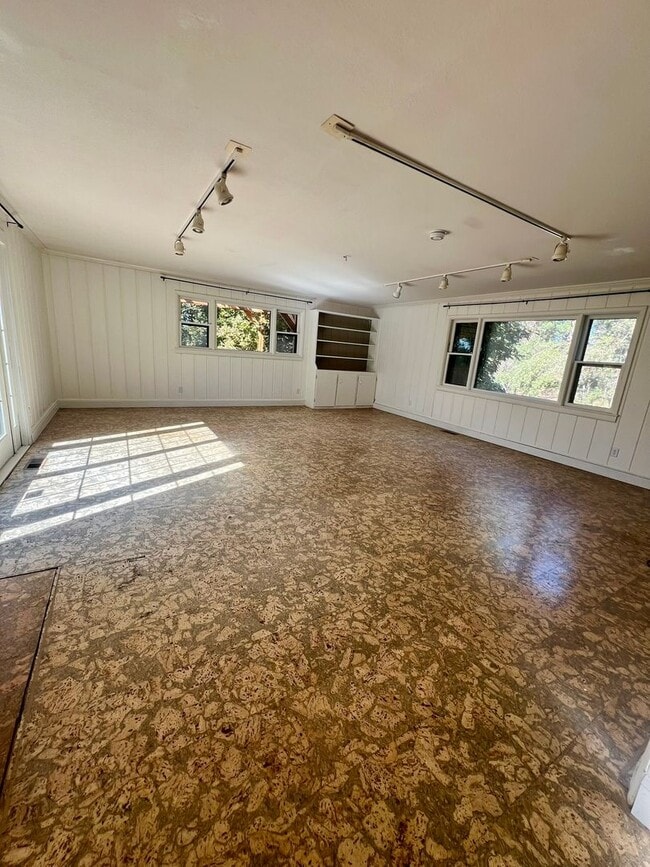 Building Photo - 4 Bedroom, 3.5 Bathroom Home - Located near Sky Lakes and Oregon Tech!