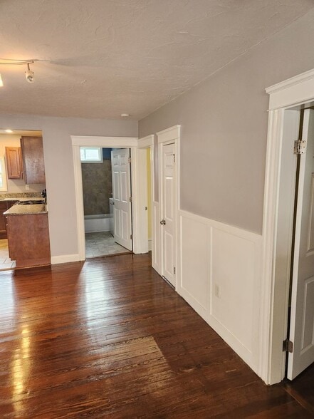 Building Photo - 10 Weeks St