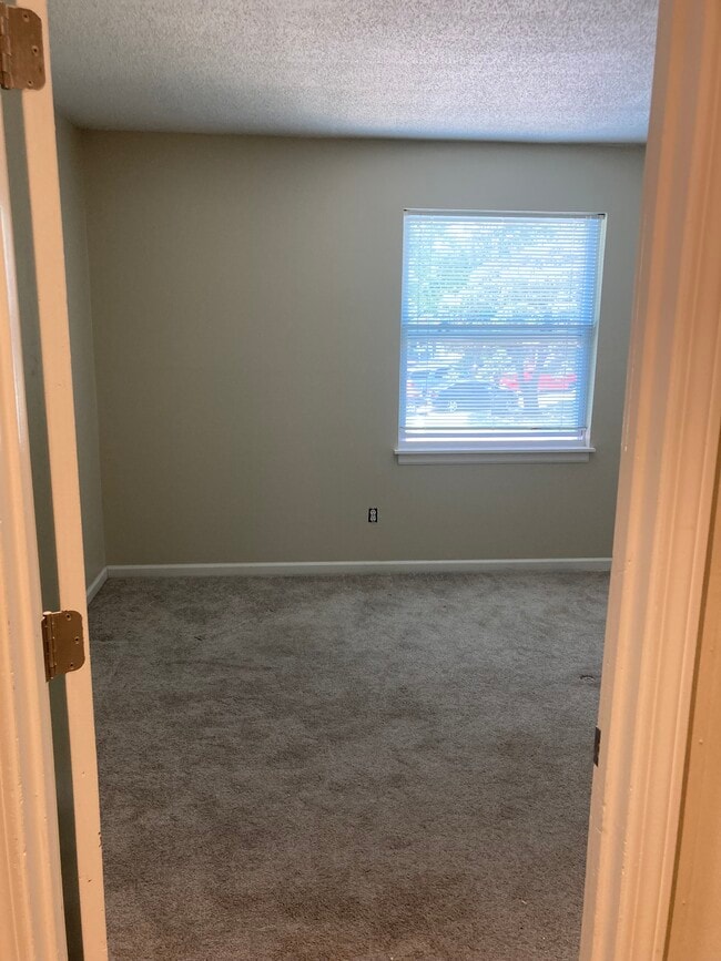 Building Photo - 1406 E Willow Dr