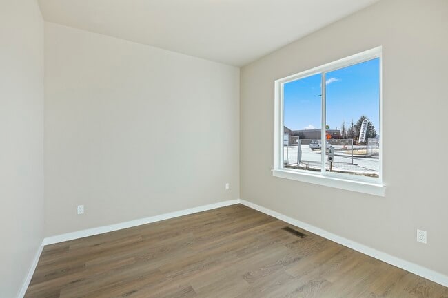 Building Photo - 16542 Red Oak Dr