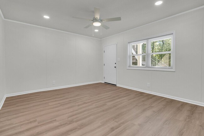 Building Photo - Charming 2BR/1BA Apartment in the Heart of Summerville