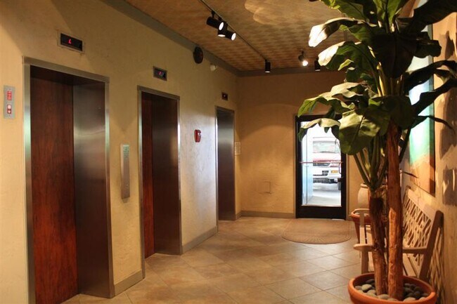 Building Photo - 1 bedroom, 1 bath, 1 Parking. End Unit! Am...