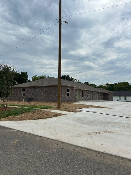 Building Photo - 1016 S El Paso Ave