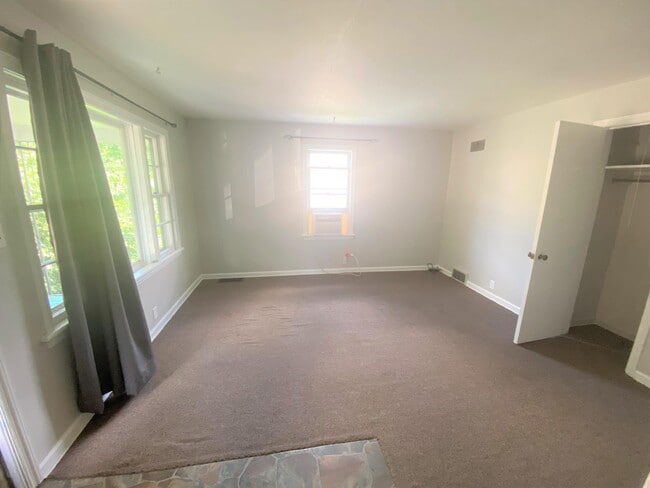 Building Photo - 8 Clarke St