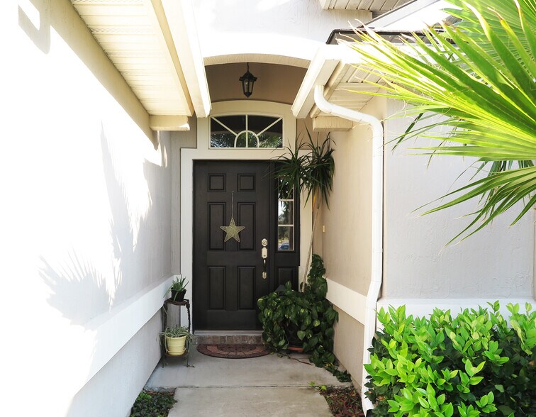 Porch Entry - 437 Lake Monroe Pl