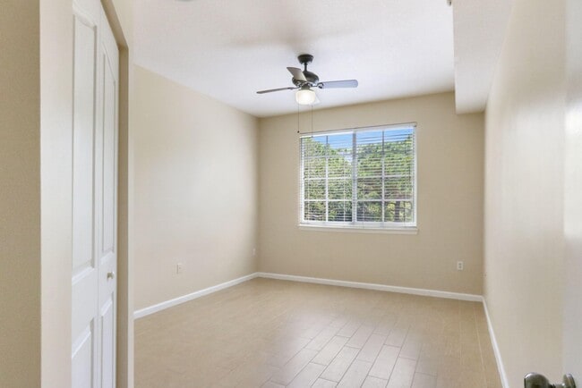 Building Photo - 3205 Myrtlewood Cir E