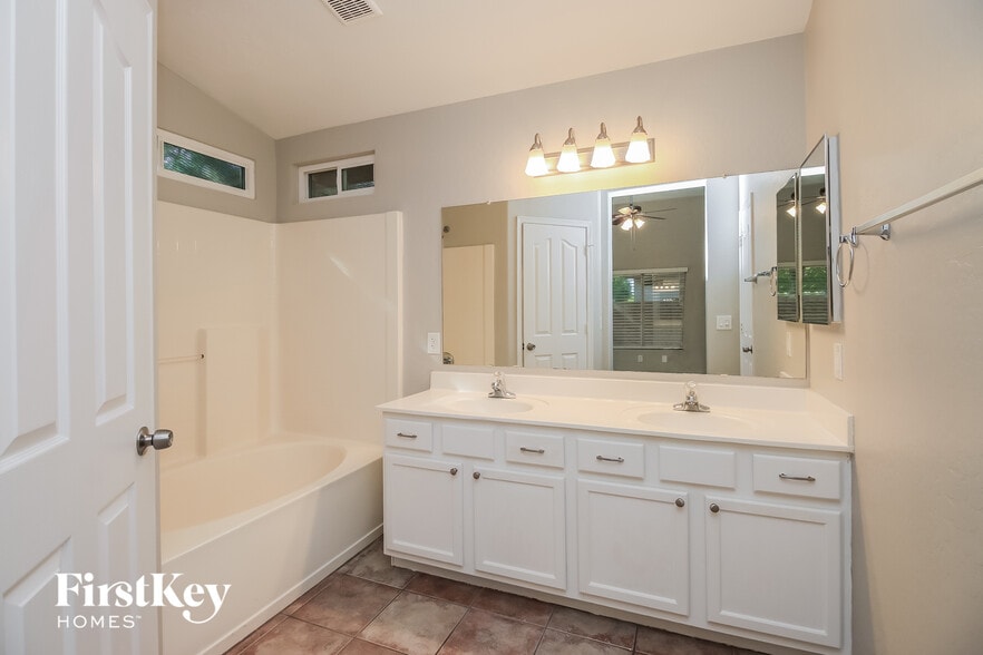 Building Photo - 701 E Cantebria Dr