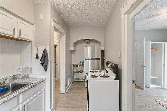 Kitchen - 2014 Highland Ave