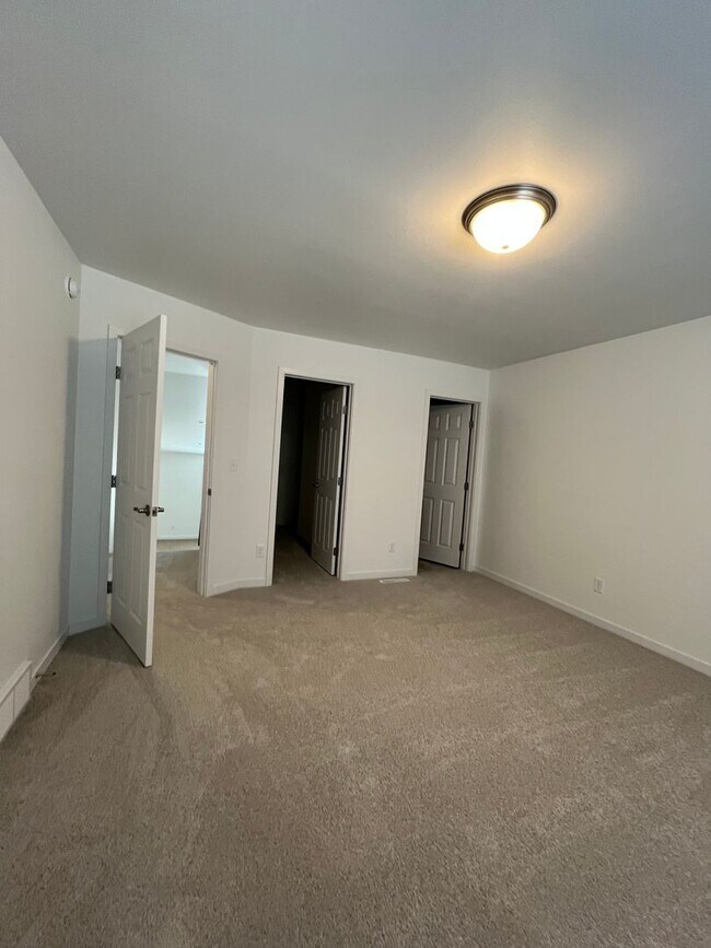 Building Photo - 3 Bed 3 Bath TownHome