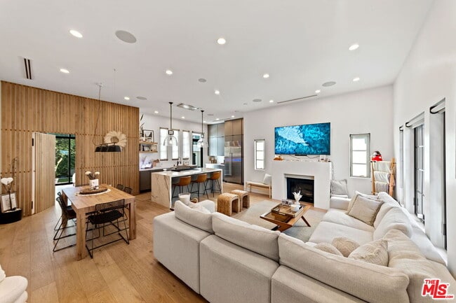 Building Photo - 358 N Bronson Ave