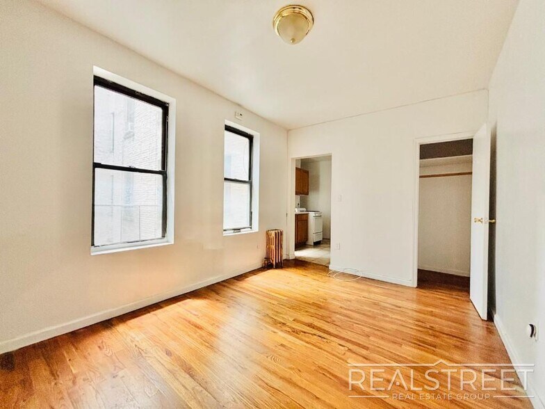 Primary Photo - Large 2 bedroom on a Picturesque Tree-Line...