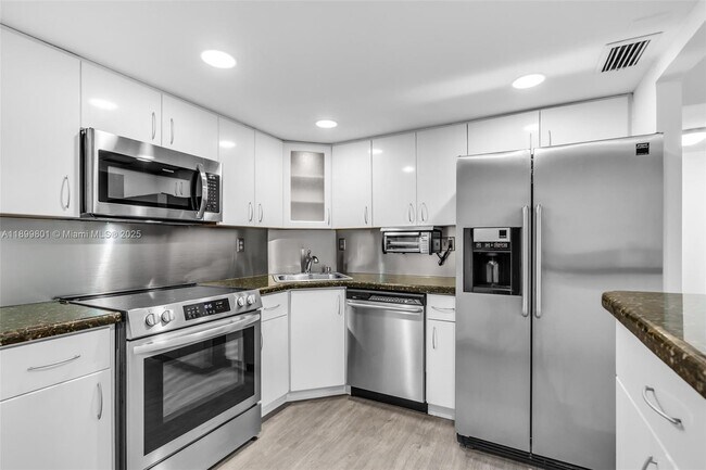 Building Photo - 2333 Brickell Ave